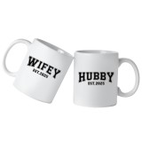 Set Cana din ceramica haioasa, cu mesaj Wifey &amp; Hubby 2025, alba, 330 ml, pentru viitori miri/mireasa