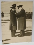DECORAREA UNUI OFITER IN FATA UNITATII , FOTOGRAFIE , PERIOADA INTERBELICA