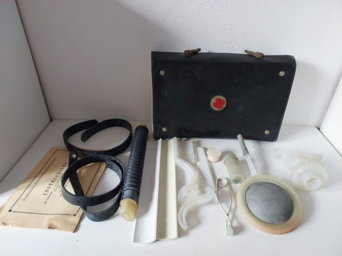 Trusă medicală auto completă &ndash; Rom&acirc;nia anii &rsquo;60&ndash;&rsquo;70, cu cutie originală și instrucțiuni