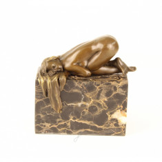 Femeie nud -statueta din bronz pe un soclu din marmura SL-82