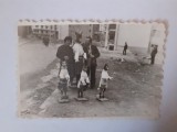 Fotografie 6/9 cm cu cuplu l&acirc;ngă capra cu 3 iezi