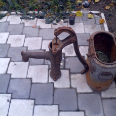 Veche Pompa manuala pentru scos apa confectionata din fonta IPSUIC Satu Mare