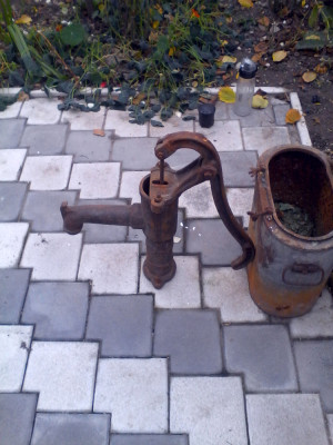 Veche Pompa manuala pentru scos apa confectionata din fonta IPSUIC Satu Mare foto