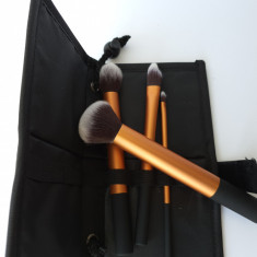 Set / Trusa 4 Pensule Profesionale Machiaj Make Up + Husa pentru Transport