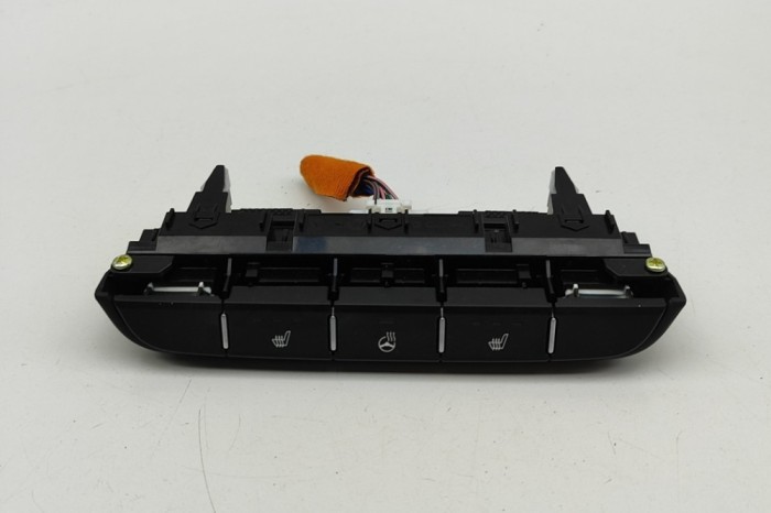 Comutator &icirc;ncălzire scaun KIA CEE\&#039;D Hatchback CD 2023 OEM: 93315-J7010,40B201-1800 | 31976248
