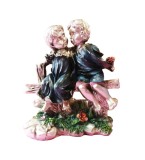 Cumpara ieftin Statueta Doi copii fata si baiat pupandu-se pe obraz 22x28 cm