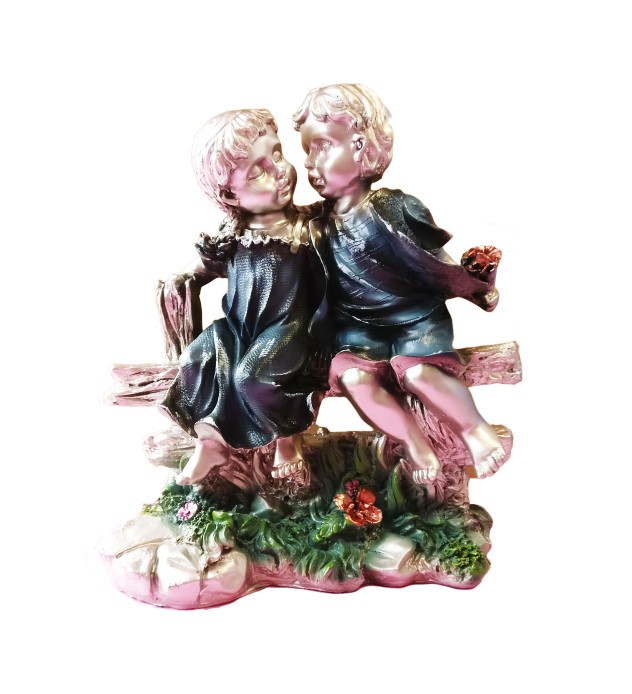 Statueta Doi copii fata si baiat pupandu-se pe obraz 22x28 cm