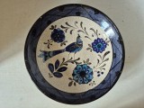 Farfurie decorativă veche din ceramică / maiolică &ndash; Aplică de perete pictată manual, Motiv central Pasăre / Păun și Flori Albastre, Marcaj, 24cm
