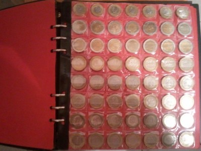 Lot 224 de monede bimetalice din toate ţările aşezate pe ţări + album + 4 folii foto