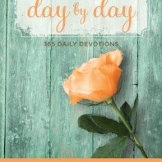 Trusting God Day by Day: 365 Daily Devotions