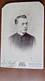 Fotografie Carton, Interbelica, Tanar cu Ochelari, Joh. Laifle Regensburg, 16x10 cm, Alb Negru