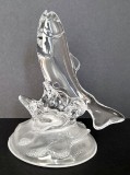 Somon sarind din apa - Statueta peste din sticla plina mata + translucida, anii 70