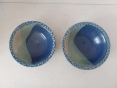 Set 2 boluri ceramice hand-made, artist made, marcaj de studio, 5cm inaltime x 17cm diametru, nuante de albastru