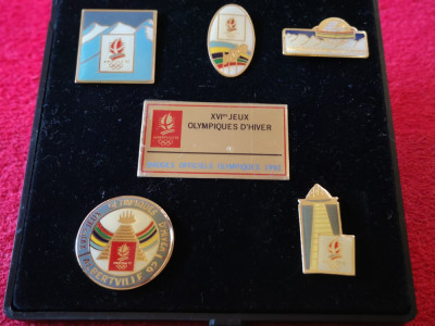 Lot insigne de colectie (in caseta) - OLIMPIADA de iarna - ALBERTVILLE 1992 foto