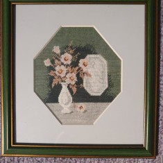 Goblen vintage, Orhidee albe in vaza, 80 cm patrati, lucrat manual anii 90, rama