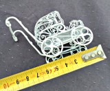 Cărucior metalic vintage, miniatură Dollhouse sau ornament, s&acirc;rmă vopsită alb, roți funcționale, detalii deosebite 6 cm scara 1:12, filigran