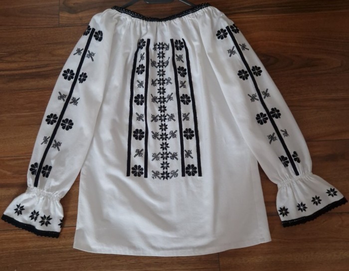 Ie traditionala romaneasca