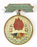 INSIGNA DISTINS CU TITLUL PIONIER DE FRUNTE VARIANTA MICA LITERE IN RELIEF, Romania de la 1950