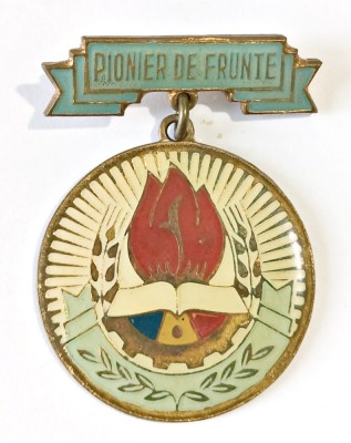 INSIGNA DISTINS CU TITLUL PIONIER DE FRUNTE VARIANTA MICA LITERE IN RELIEF foto