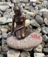 Statueta Mica sirena, Copenhaga, simbol danez metal patinat fixat pe piatra (2) foto