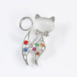 Brosa pisica argintie cu pietre multicolore
