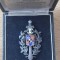 Insigna regalista Judecator Militar / Justitie Militara model Carol II, intre 1938-1940 , argint, la cutia aferenta. Piesa ft rara !