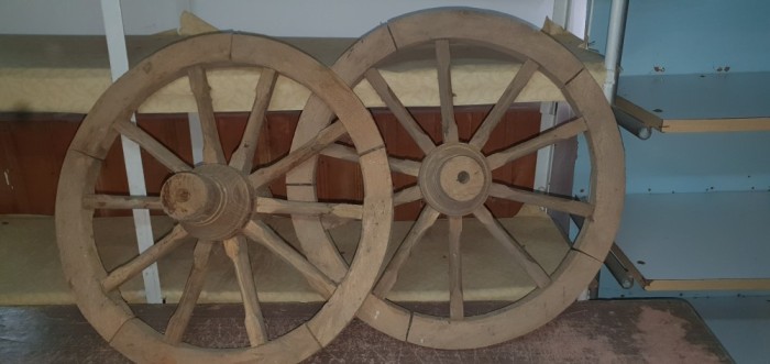 roți căruță gradină