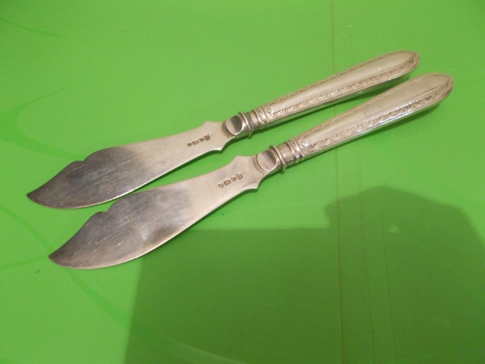 Doua CUTITE ARGINTATE pentru servit peste , poansoane multiple , anii 1930