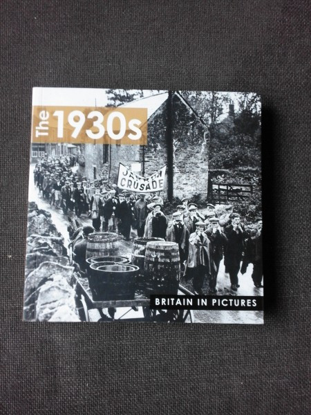 THE 1930, BRITAIN IN PICTURES (CARTE DE FOTOGRAFIE)