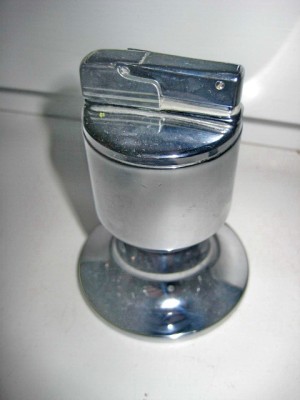 395A- Bricheta vintage forma cupa de birou metalica stare buna, neincarcata. foto