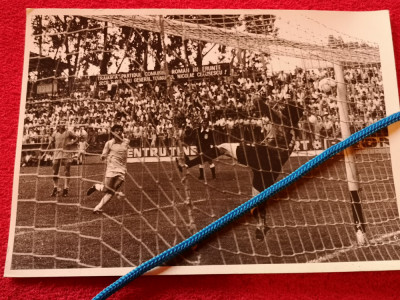 Foto (de presa) fotbal VICTORIA Bucuresti - PETROLUL Ploiesti (12.06.1987) foto