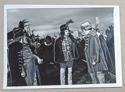 SCENA DIN FILMUL &amp;#039; RAZBOIUL DOMNITELOR &amp;#039; , FOTOGRAFIE PENTRU PRESA, 1969 foto