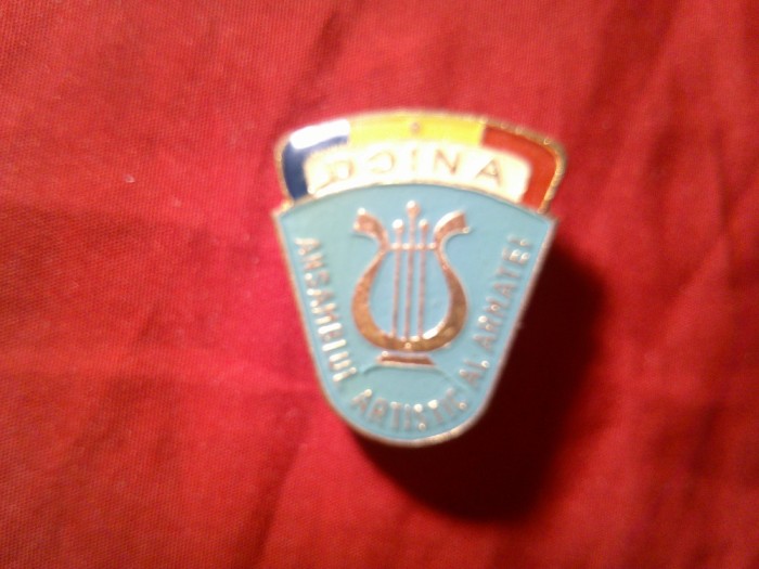 Insigna Ansamblul Doina al Armatei ,metal si email,h=3,1cm