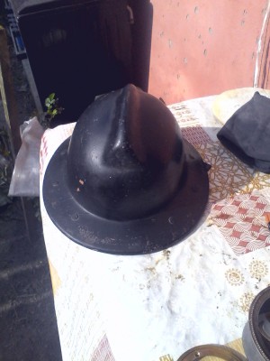 Casca veche de pompier foto