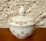 CASETA MICA DIN PORTELAN FIN- MARCAJ AK KAISER D5,8CM