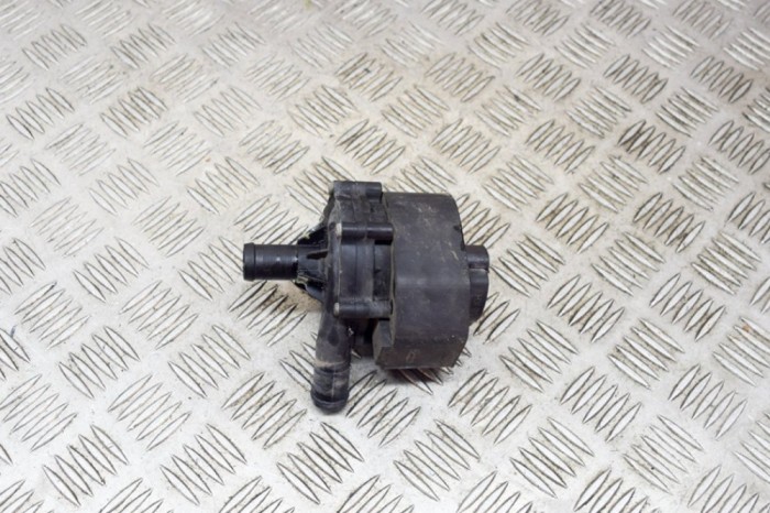 Pompa de apa auxiliara TESLA MODEL S 2017 OEM: 1037327-00-F 14333600