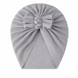 Caciulita gri tip turban cu trei fundite (Marime Disponibila: 3-6 luni)