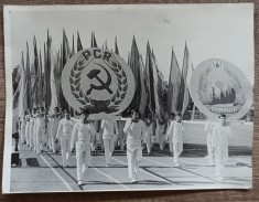 Tineri studenti la manifestatie, PCR// fotografie perioada comunista