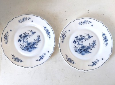 Lot 2 farfurii albe cu decor albastru, Arc Arcopal France, 19 cm diametru foto