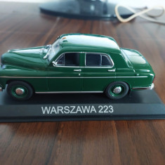 Macheta WARSZAWA 223 1964 - DeAgostini Masini de Legenda, 1/43, pe postament.