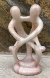 Cumpara ieftin Impresionanta sculptura in caolin infatisand doua personaje, restaurata!