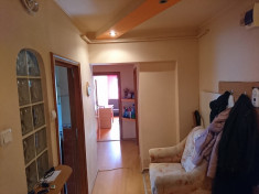 Apartament cu 3 camere in Pacurari foto