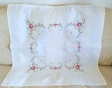 Fata de masa Vintage din bumbac cu broderie manuala in cruciulite si broderie pe fir.