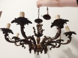 Minunat candelabru antic din bronz in stilul Baroc cu 8 brațe ,piesa deosebita h 80 cm cu lanț dar se mai poate scurta din zale ,50 cm in diametru