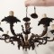 Minunat candelabru antic din bronz in stilul Baroc cu 8 brațe ,piesa deosebita h 80 cm cu lanț dar se mai poate scurta din zale ,50 cm in diametru