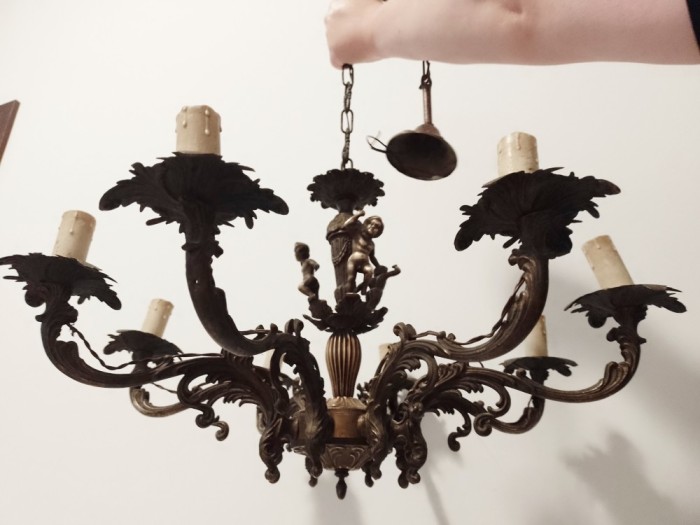 Minunat candelabru antic din bronz in stilul Baroc cu 8 brațe ,piesa deosebita h 80 cm cu lanț dar se mai poate scurta din zale ,50 cm in diametru
