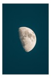 Tablou Canvas, "Luna la apogeul serenității nocturne", Lună, Semilună, Noapte, Cer, Mister, Strălucire, Cratere, Calm, Lumină, Misterios, 26 x 39 cm,