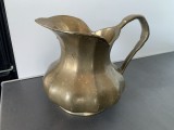 Masivă carafă din alamă aurită veche,forma bombata,m&acirc;ner solid și cioc larg,greutate 1,1 kg,capacitate 0,8!l ,de colecție/decor.