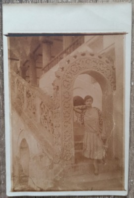 Domnisoara la intrarea unui imobil in stil neoromanesc// foto tip CP foto
