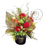 Aranjament floral elegant cu trandafiri din sapun parfumat, hortensie stabilizata si elemente decorative